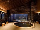 隣接している「さだ助本館」の大浴場もご利用いただけます。男湯、女湯、露天風呂あり。