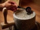 1階「物見遊山」にてオリジナルブレンドのコーヒ豆を石臼で挽く体験ができます。