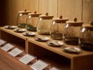 1階「物見遊山」に数種類のお茶葉をご用意。お茶BAR体験ができます。