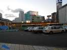 *(AA)駅の正面にはバス停がございます。ホテル最寄りの停留所は、”通町”停留所下車となります。
