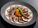 追加料理:信州プレミアム牛のたたき(1人前3300円税込)
