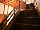 手すりの一部に水車の軸が使われている本館の階段。本館は階段が多いのでご心配な方は予めご相談下さい。