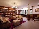 趣のある佇まいで寛ぎのひとときを過ごせる図書室