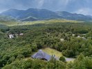 エリア全景(手前:八ヶ岳高原音楽堂、左奥:八ヶ岳高原ロッジ、右奥:八ヶ岳高原ヒュッテ)