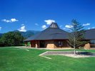 【八ヶ岳高原音楽堂】高原の空と山に映える六角形の屋根