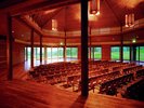【八ヶ岳高原音楽堂】座席数:250席〜木のホールならではの柔らかで自然な響きをお届けします