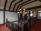 【八ヶ岳高原ヒュッテ】階段の親柱などに様々な熊の彫り物が設えられています