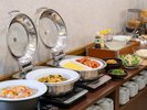 【朝食】日替わりメニューもお楽しみいただける和・洋食のビュッフェコーナー
