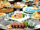 夕食のメインでは、国内屈指のブランド牛「仙台牛」を料理人が焼き上げる贅沢な鉄板焼きをご用意(例)