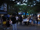 村の飲み歩きイベントの風景。地域内外の方が集まってエンジョイしています。