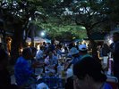 村の飲み歩きイベント。メインストリートに机と椅子を配置し、通り沿いには屋台が沢山!