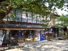 村の商店。気さくな店主さんがお迎えしてくださいます。
