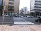 H直進すると交差点にあたります。交差点を・・・横断歩道を渡り左へ曲がります。