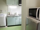 電子レンジ・冷蔵庫・キッチン・洗濯機を全室に設置。長期滞在に便利