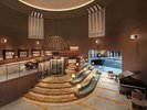 吹き抜けの高い丸天井があるロビー。ワインバーを完備し、毎晩ロビーコンサートも開催♪