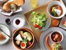 【洋朝食】温野菜を中心に、はんぺんや卵などおでんの具材を取り入れて和の要素を感じられるポトフをご用意