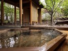 【温泉】弱アルカリ単純泉のお湯はなめらかで、肌にやわらかく包みこむように体を温めてくれます