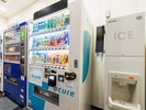 【サービス】製氷機 4階自動販売機コーナーに無料でご利用頂ける製氷機をご用意しております。