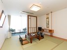 *【湖側和室(一例)】琵琶湖が見える和室のお部屋です。足を伸ばしておくつろぎください♪