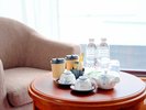 *【客室アメニティ】お部屋には無料のミネラルウォーターやコーヒーをご用意しております。