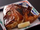 【特別メニュー】鯛の兜焼き(お食事一例)骨のまわりの旨みが濃厚で、日本酒とも相性抜群です