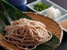 【特別メニュー】もち麦蕎麦(お食事一例)のどごしの良さと栄養を兼ね備えた、身体に優しい一皿です