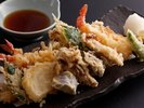 【特別メニュー】天ぷらの盛り合わせ(お食事一例)塩や天つゆとともにお楽しみください