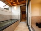 【露天風呂付客室|むくどりの間】源泉かけ流しの露天風呂を独占。