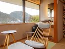 【モダン和室|かわせみの間】窓の外に広がる緑の景色に癒されて。