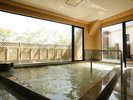 【展望大浴場|花ごよみ】大窓から自然眺め開放感あふれる湯浴みを※姉妹館 花結びの施設となります。