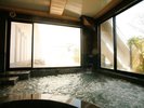 【展望大浴場|花がすみ】光差し込む窓辺で心地よい温泉時間を※姉妹館 花結びの施設となります。