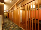 【お食事処|花散歩】半個室の仕切りある上質空間でゆったりお食事を※姉妹館 花結びの施設となります。