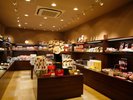 【売店|花野辺】旅の思い出に特産品など厳選した品々を揃えています※姉妹館 花結びの施設となります。