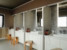 【展望大浴場|花ごよみ】広々パウダールームで湯上がり身支度も快適※姉妹館 花結びの施設となります。