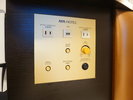 【枕元パネル】枕元で室内灯のON/OFFが可能です。 スマホ充電用コンセントもございます。