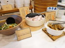 【朝食ビュッフェ】地元の食材を使用した料理も並びます。