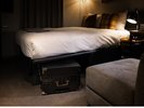 Bag in Bed �x�b�h���ɃX�[�c�P�[�X�����[