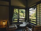 <木>温泉街を眺める和室10畳(ビューリビング付)【川側】