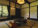 <水>温泉街を眺める和室8畳(川見テラス付)【川側】