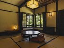 <水>温泉街を眺める和室8畳(川見テラス付)【川側】