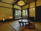 <水>温泉街を眺める和室8畳(川見テラス付)【川側】