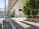E1つ目の横断歩道の手前を右手へ進みます。