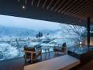 【別館:サロン】暖炉で温まりながら雪景色を堪能
