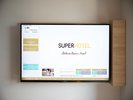 ベッドからも見やすい位置にあるテレビ