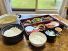 和朝食:地元食材を使用した和食中心の朝食。お味噌汁は温めて、温かいご飯と共にお召し上がり下さい。
