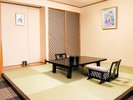 最大4名様でご宿泊いただけます。3名以上の場合は和室部分にお布団をご用意いたします。