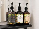 植物エキス配合のバスアメニティ。柑橘系の爽やかな香りとともに快適なバスタイムをお楽しみください。