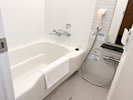 大きなバスタブと洗い場を備え付けております