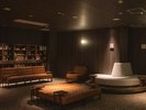 夜は静けさに包まれるラウンジでお寛ぎいただけます