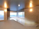 大きな窓から光が差し込む、開放感ある大浴場です